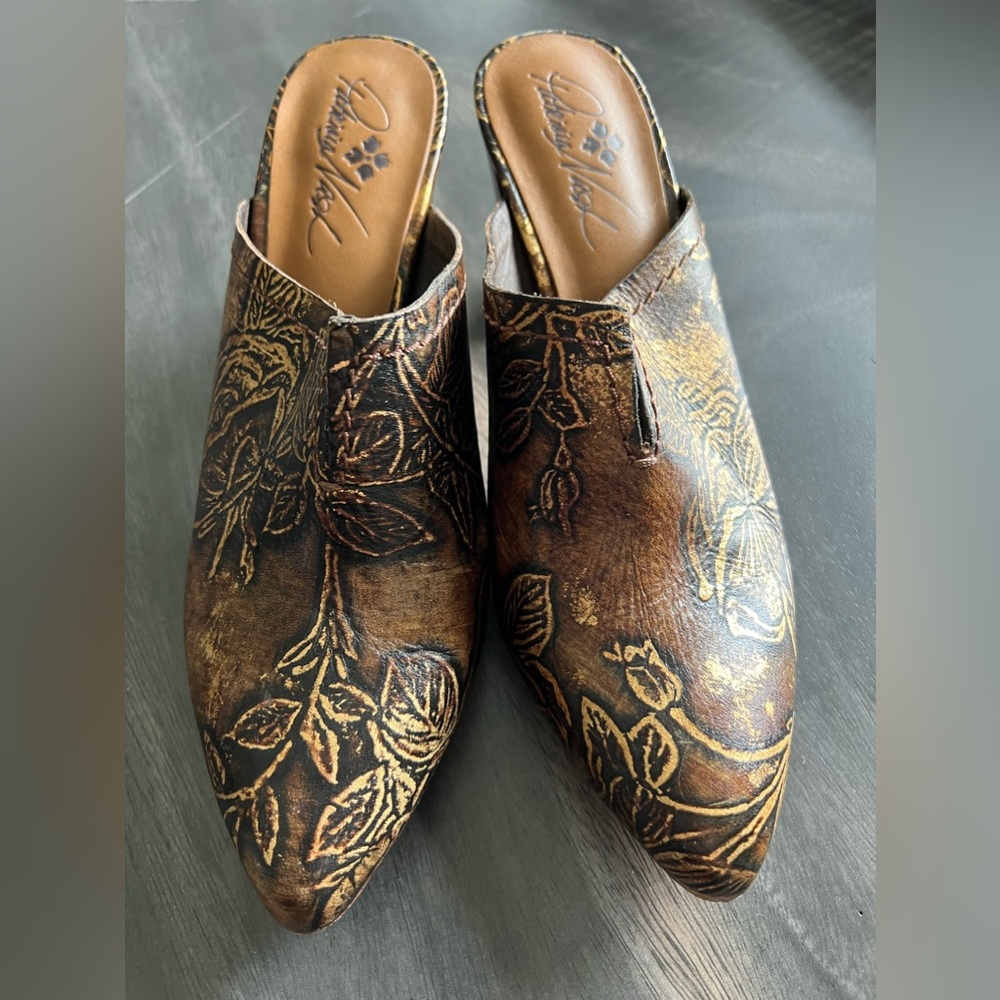 RARE Patricia Nash 9.5 Gold Embossed Leather Mules